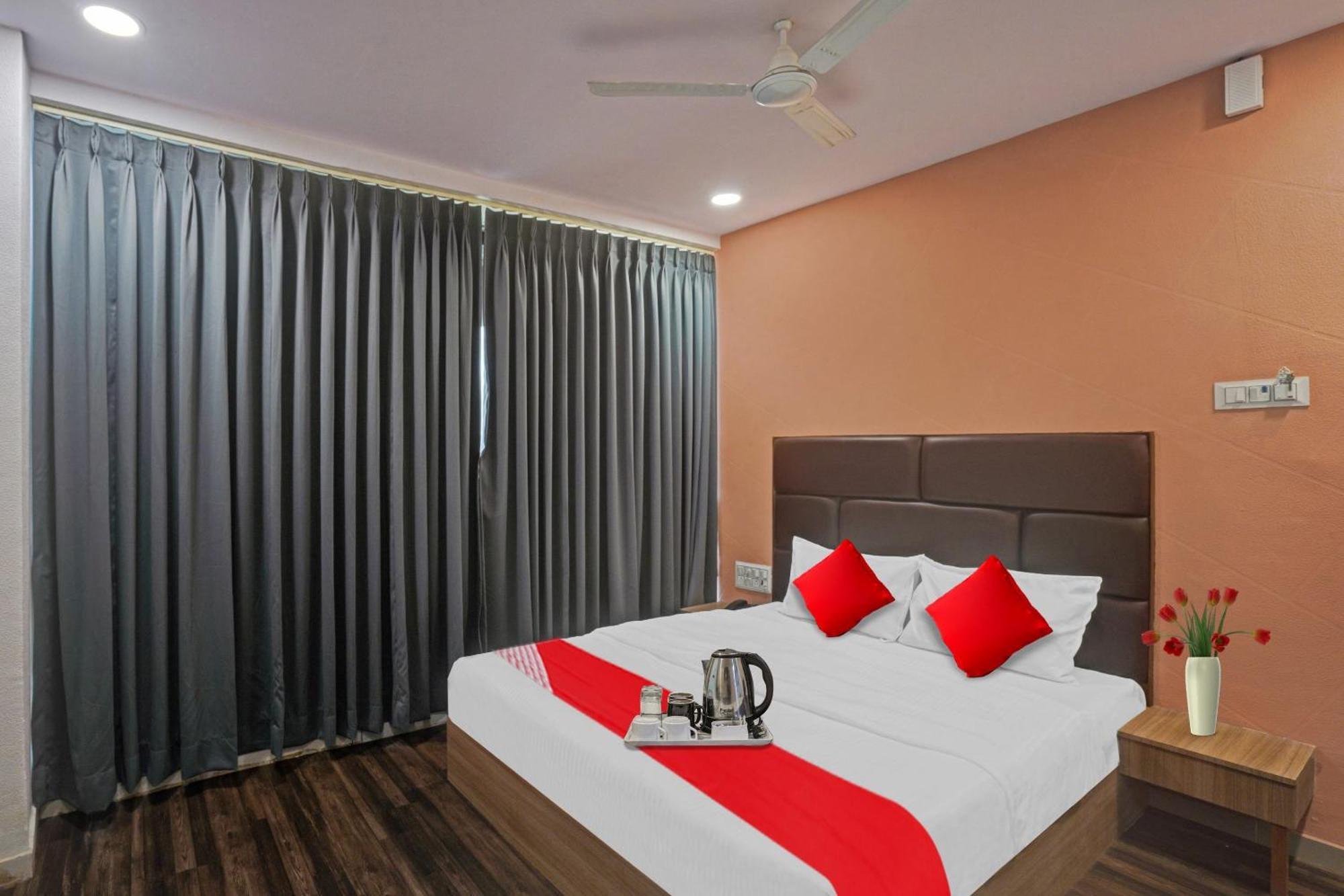 Hotel O Infinity Surat Dış mekan fotoğraf